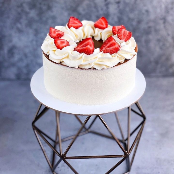 Торт "Клубника со сливками" в Комсомольске-на-Амуре