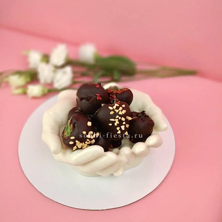 Клубника в шоколаде на шоколадных ладонях  в Комсомольске-на-Амуре