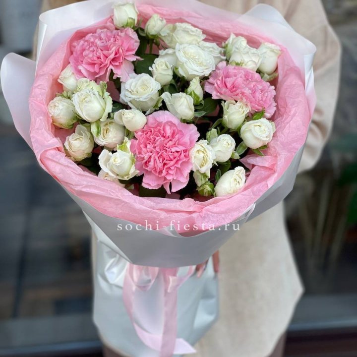 Букет розы с диантусами "Блэш" в Комсомольске-на-Амуре