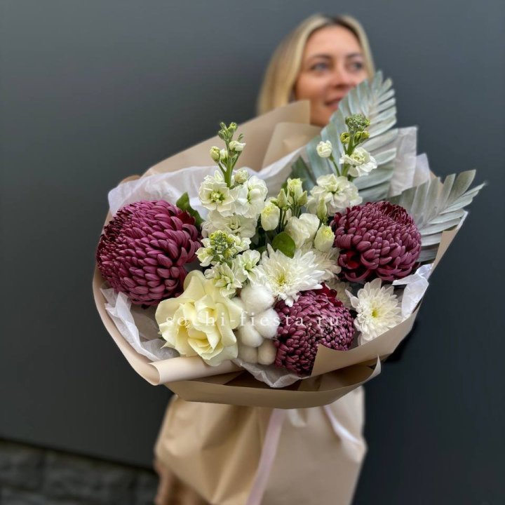 Хризантемы с маттиолой розами эустомой Чика в Комсомольске-на-Амуре