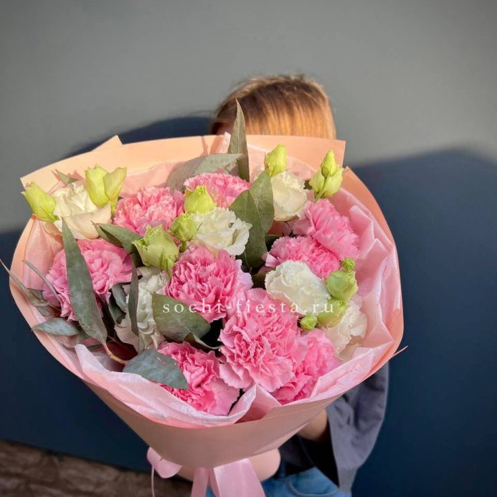 Букет гвоздик и  эустом "Сири" в Комсомольске-на-Амуре