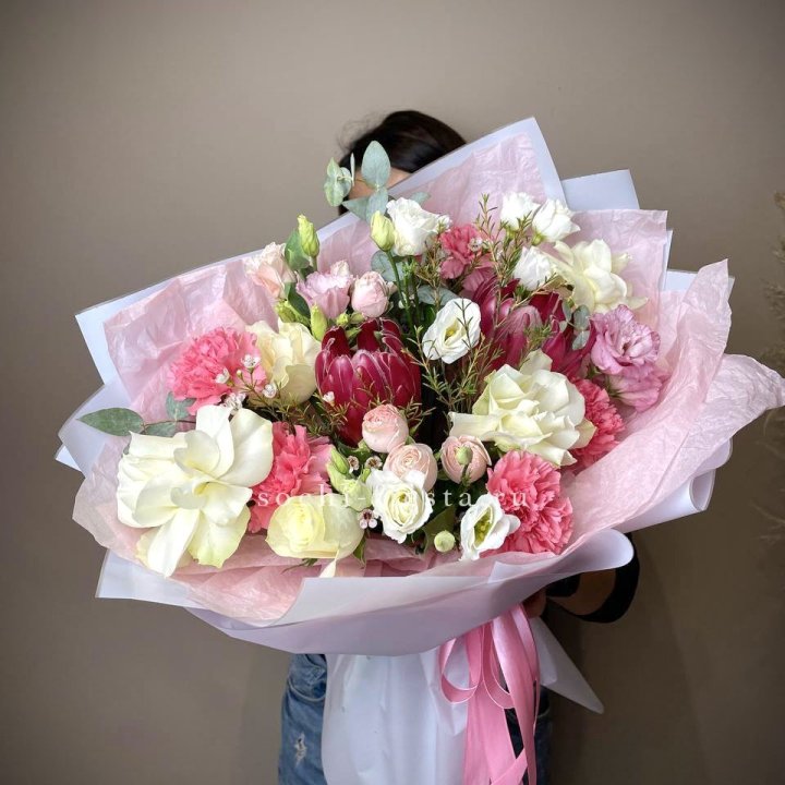 Букет с протеей, розами "Элеонора" в Комсомольске-на-Амуре