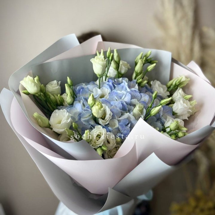 Букет с гортензией "Адель" в Комсомольске-на-Амуре