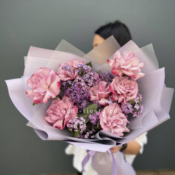 Букет из розовых роз и сирени в Комсомольске-на-Амуре