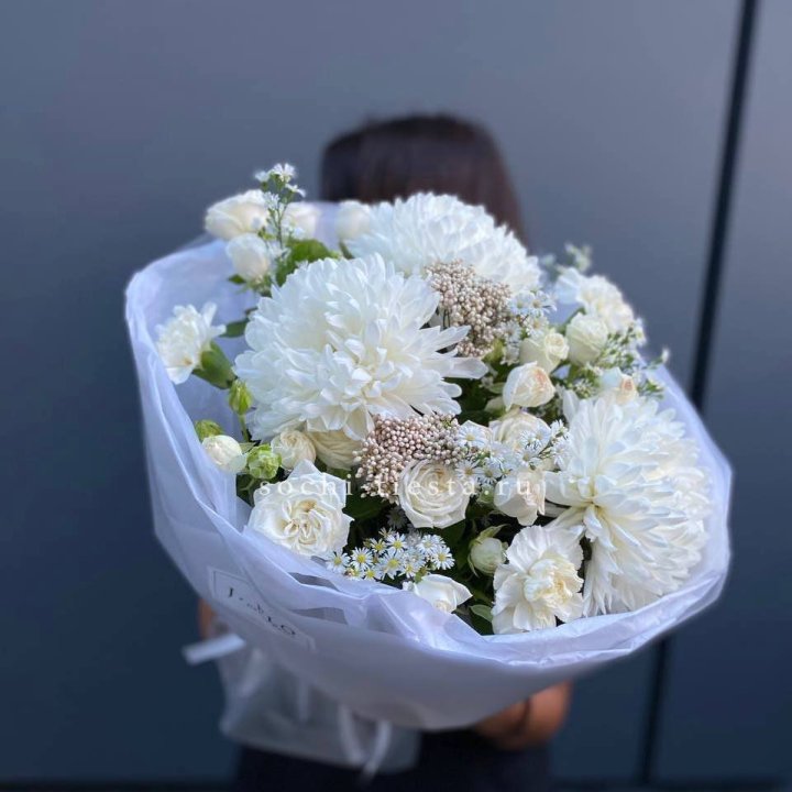 Букет хризантем и роз вайт шотс в Комсомольске-на-Амуре