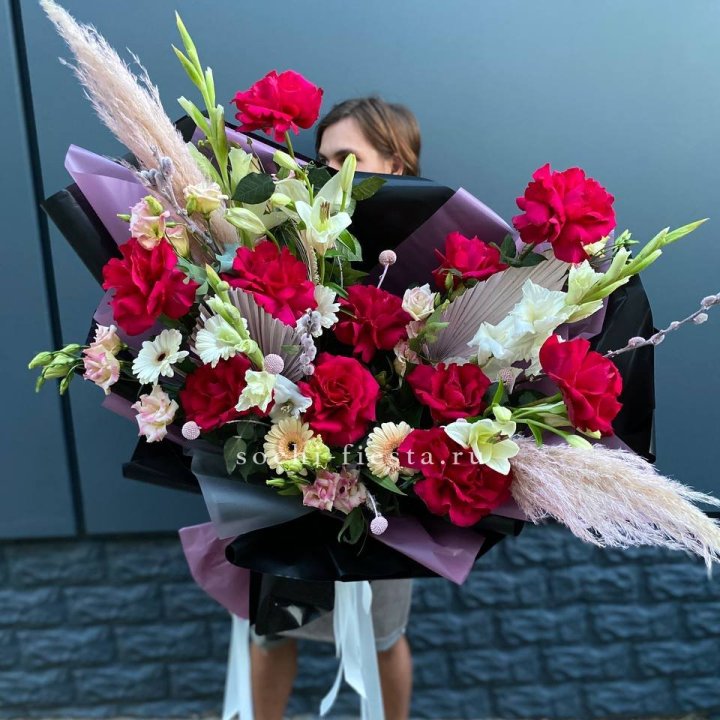 Дизайнерский букет Ред в Комсомольске-на-Амуре