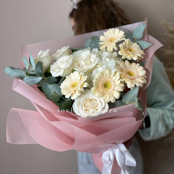 Букет роз, гортензии, гербер  в Комсомольске-на-Амуре