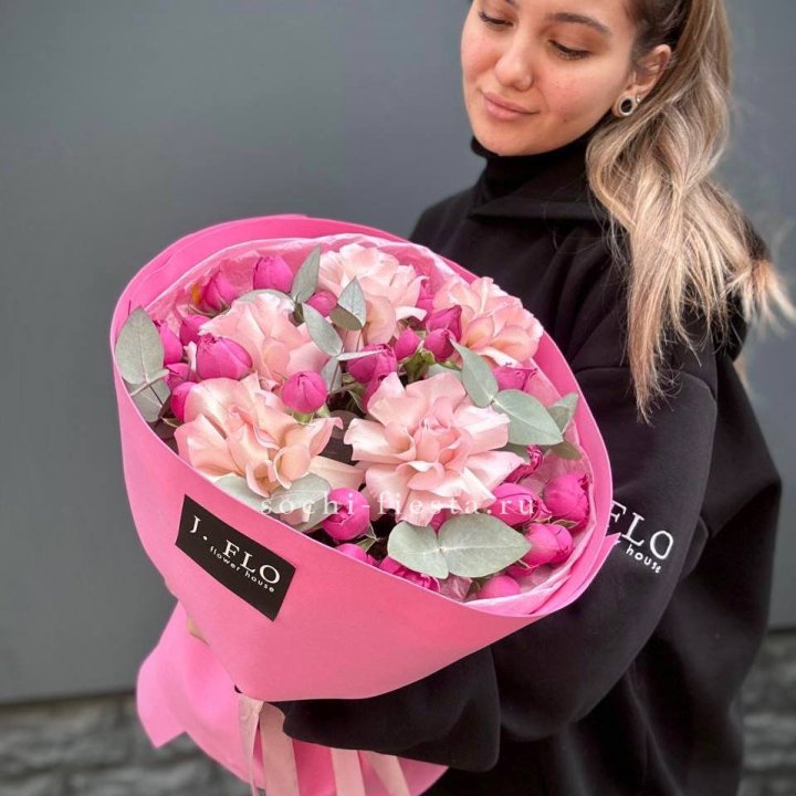 Букет французских и пионовидных роз "Ламиносо" в Комсомольске-на-Амуре