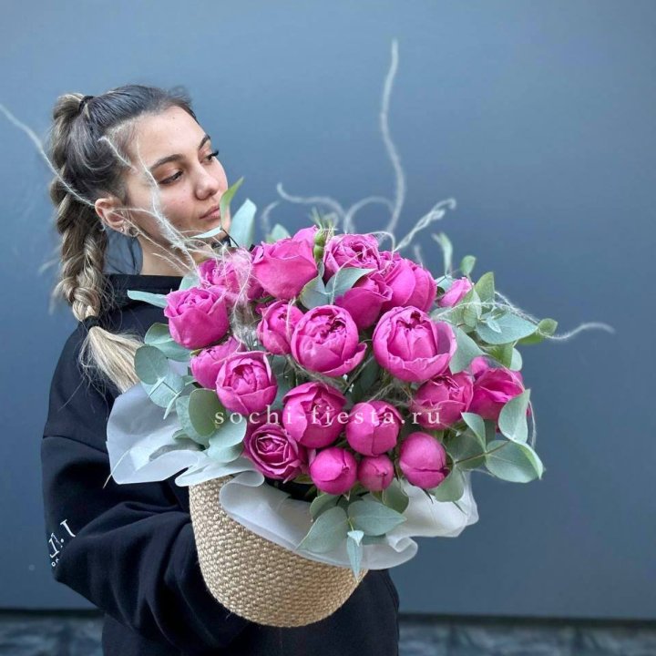 Пионовидные розы  в джутовом кашпо  в Комсомольске-на-Амуре