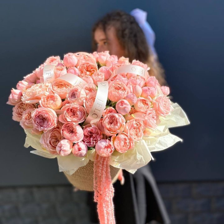 Кустовые розы Джульетта в джутовом кашпо в Комсомольске-на-Амуре