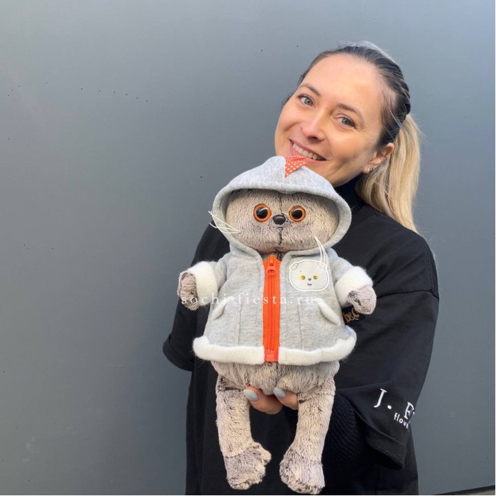 Кот Басик в толстовке в Комсомольске-на-Амуре