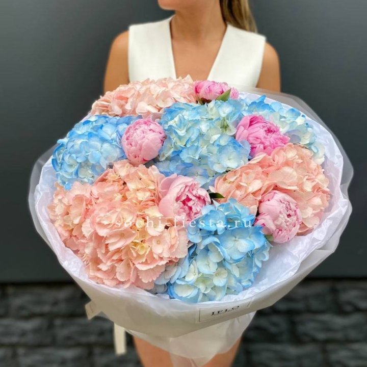 Дуобукет гортензии с пионами  в Комсомольске-на-Амуре