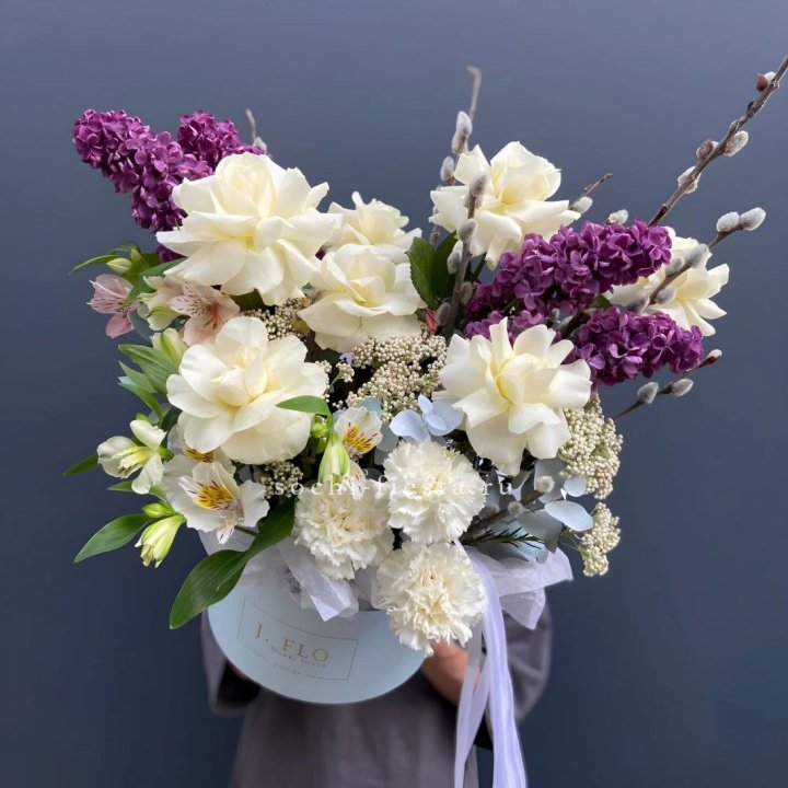 Цветочный бокс Французских роз и Сирени в Комсомольске-на-Амуре