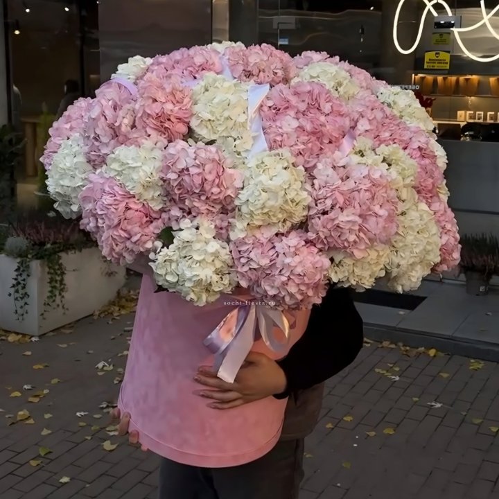 Дизайнерский цилиндр с гортензиями  в Комсомольске-на-Амуре