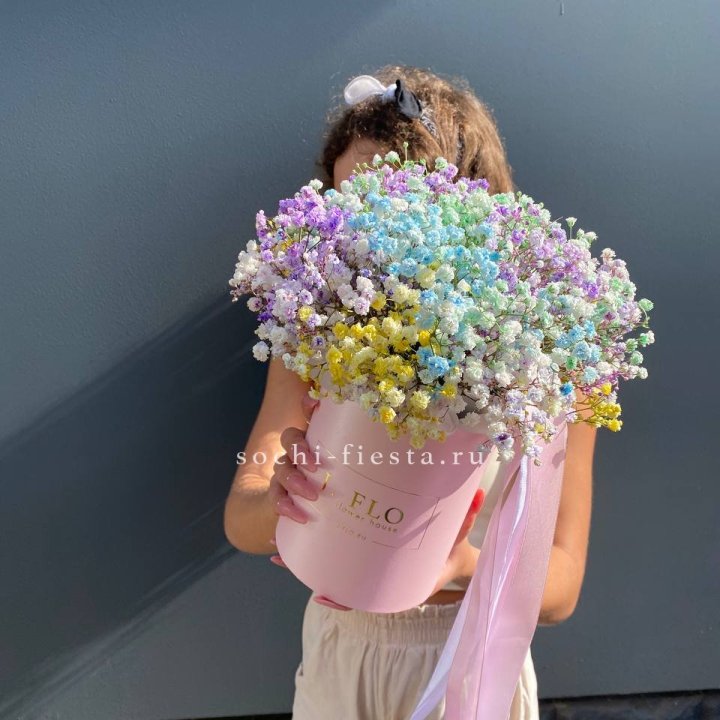Радужные гипсофилы в шляпной коробке в Комсомольске-на-Амуре