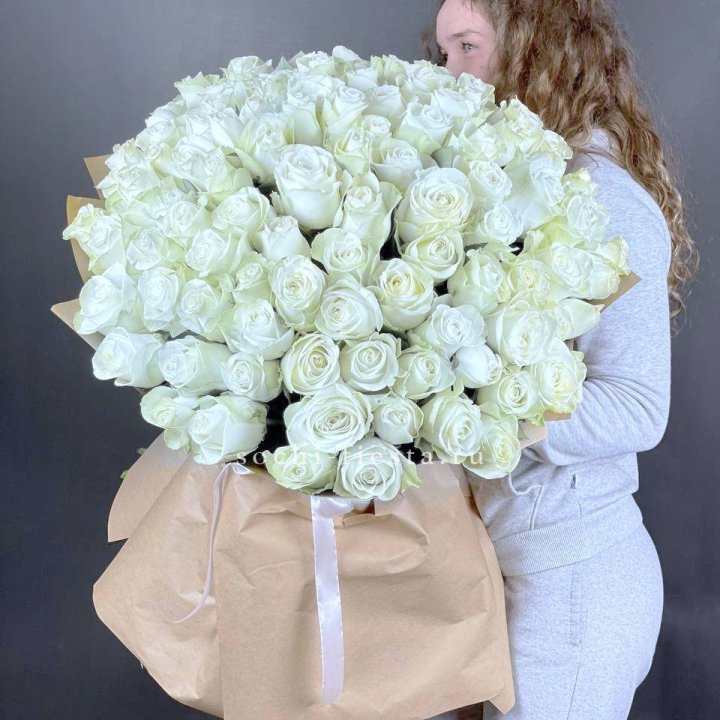 101 белая высокая импортная роза в Комсомольске-на-Амуре