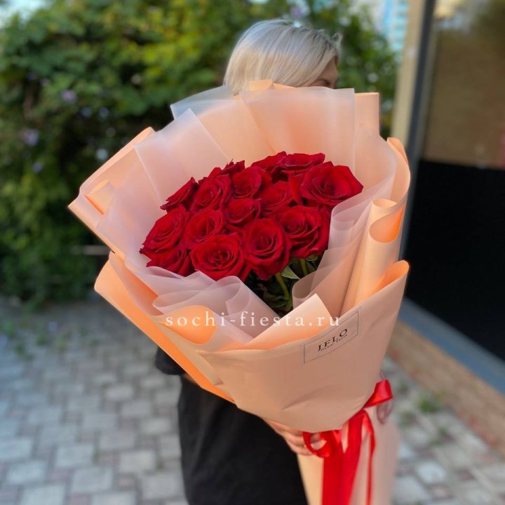 15 голландских роз в оформлении в Комсомольске-на-Амуре