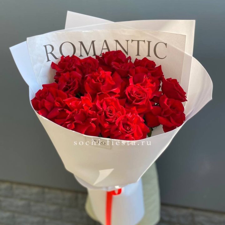 19 высоких роз в оформлении в Комсомольске-на-Амуре