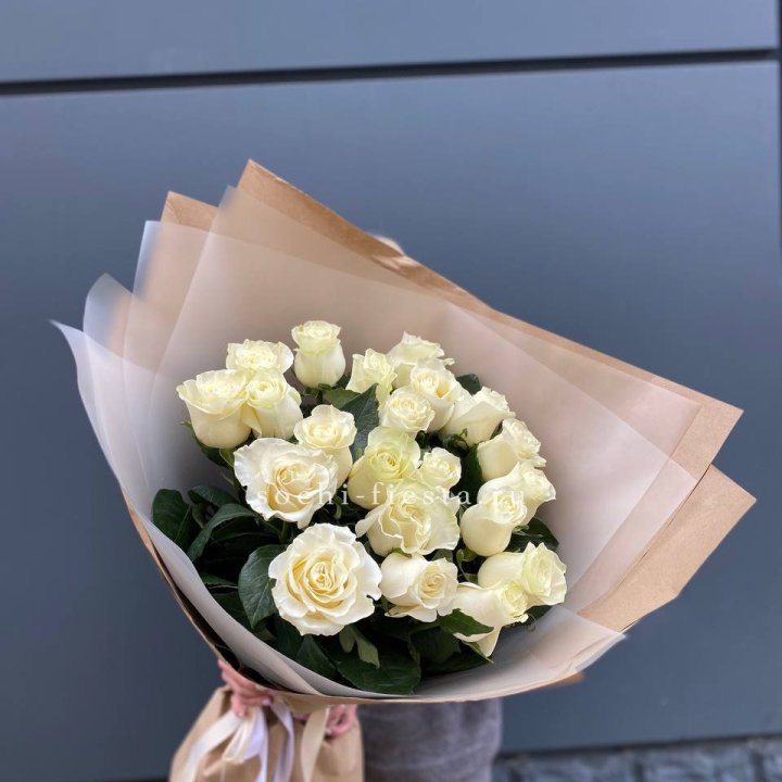  Букет  высоких белых роз   с доставкой в Комсомольске-на-Амуре