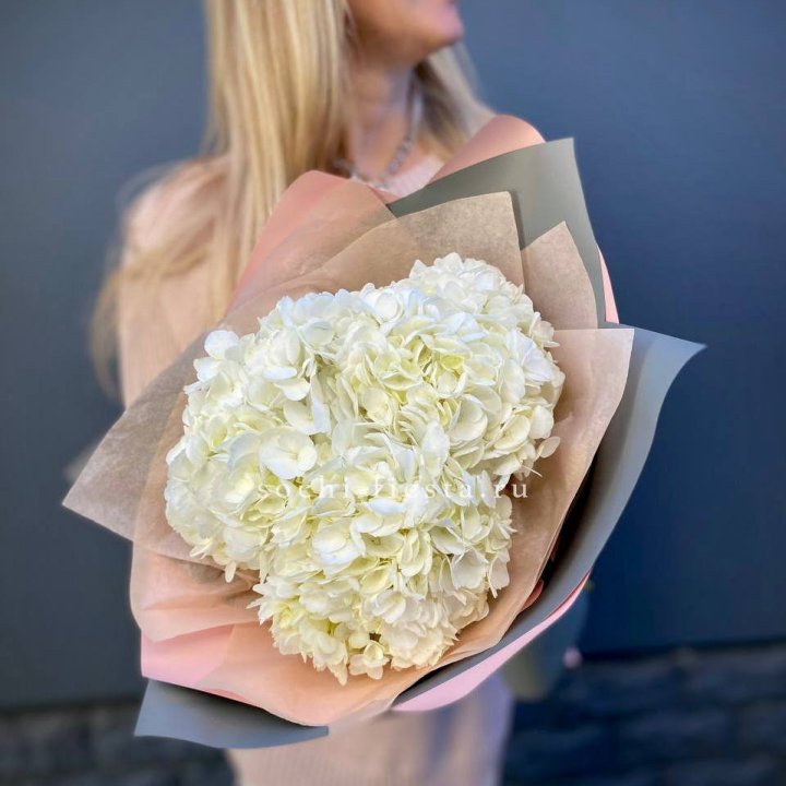 Букет из трёх белых гортензий в Комсомольске-на-Амуре