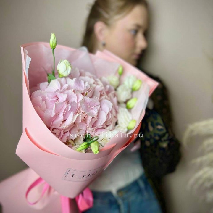 Букет с гортензией №2 в Комсомольске-на-Амуре