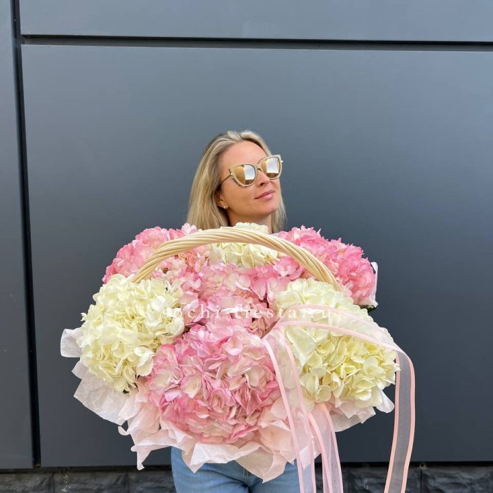 7 гортензий в корзине с доставкой в Комсомольске-на-Амуре