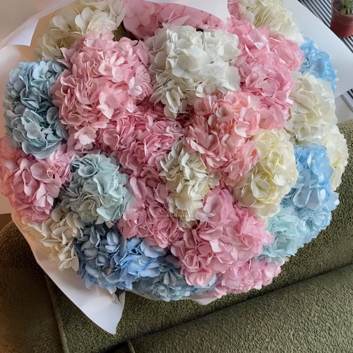 Букет гортензий микс в Комсомольске-на-Амуре