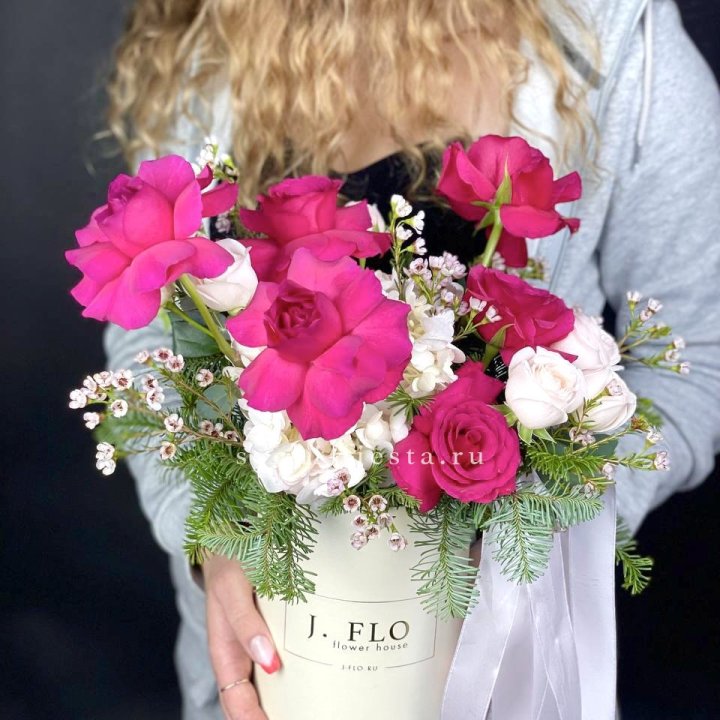 Новогодняя композиция в коробке пинк розе в Комсомольске-на-Амуре