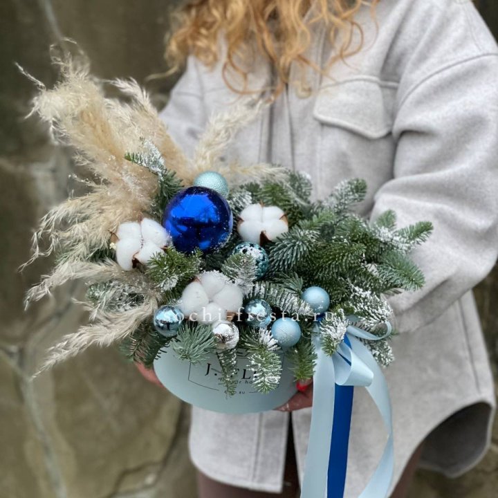 Новогодняя композиция в коробке блю в Комсомольске-на-Амуре