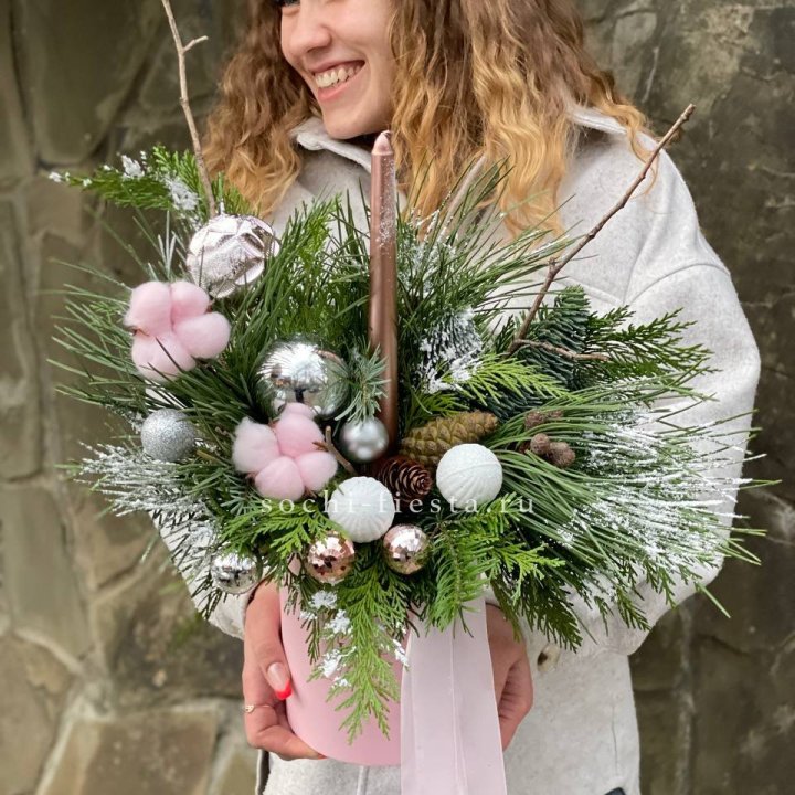 Новогодняя композиция в коробке пинк в Комсомольске-на-Амуре