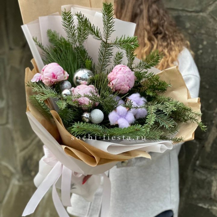 Новогодний букет с пионами  в Комсомольске-на-Амуре