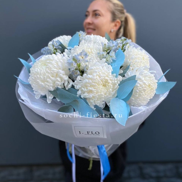 Букет хризантем Бигуди и дельфиниума  в Комсомольске-на-Амуре