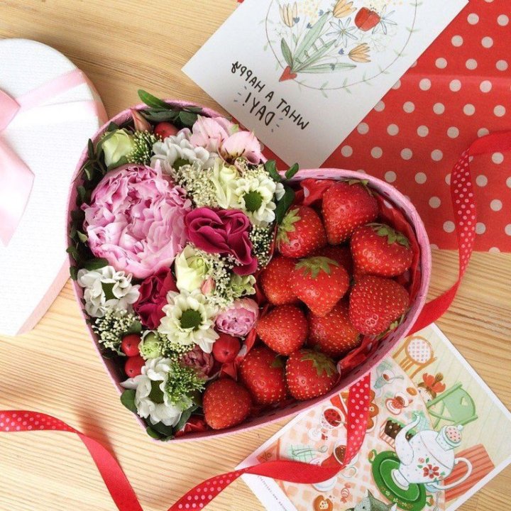 Бокс с клубникой и цветами в Комсомольске-на-Амуре