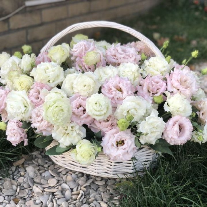 Корзина с эустомой в Комсомольске-на-Амуре