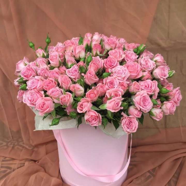 Кустовые розы в коробке в Комсомольске-на-Амуре