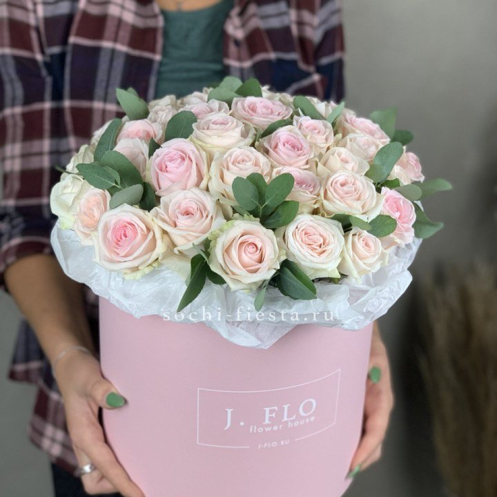 35 розовых роз в цилиндре в Комсомольске-на-Амуре