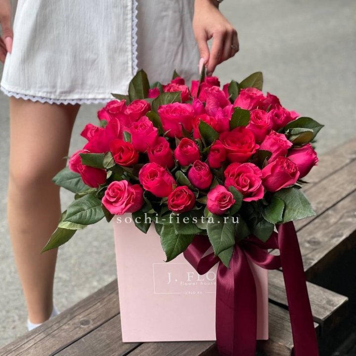 55 алых роз в кубе в Комсомольске-на-Амуре