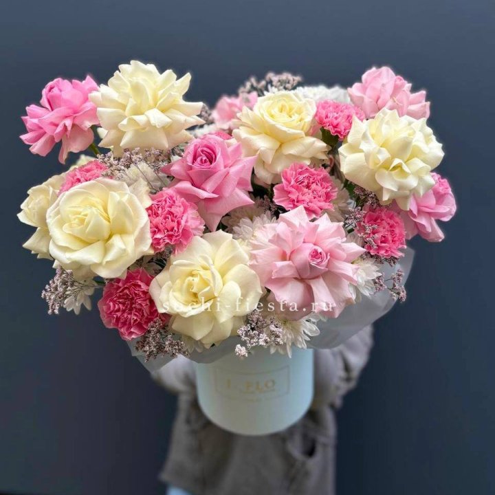 Коробка французских роз и диантусов "Бони" в Комсомольске-на-Амуре