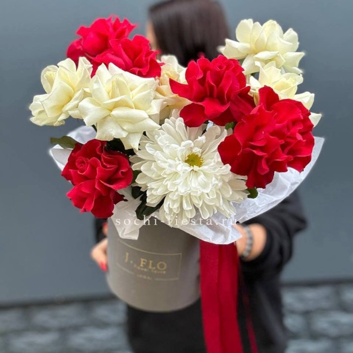 Французские розы с хризантемой в боксе в Комсомольске-на-Амуре