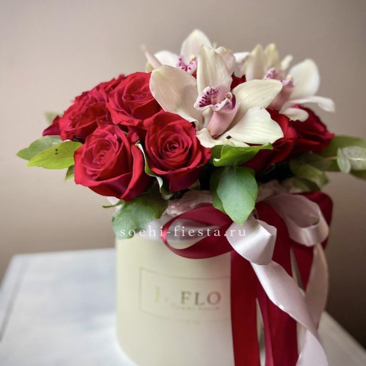 Розы и орхидеи в боксе в Комсомольске-на-Амуре