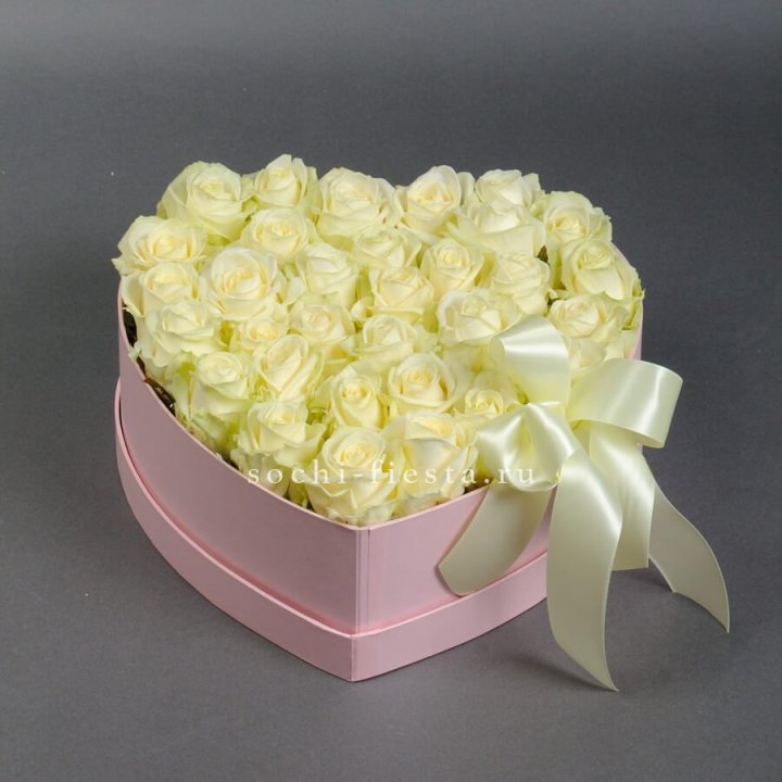 35 белых роз в коробке "Сердце" в Комсомольске-на-Амуре