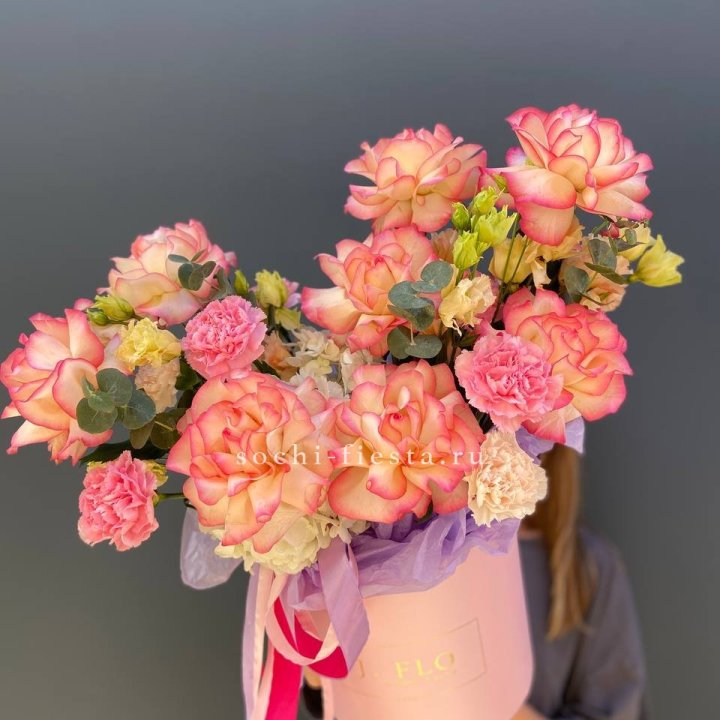 Бокс нежный с розами в Комсомольске-на-Амуре