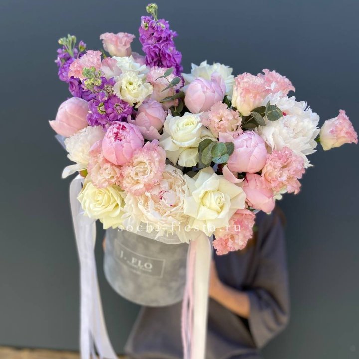 Дизайнерский цилиндр с пионами "Ривьера" в Комсомольске-на-Амуре