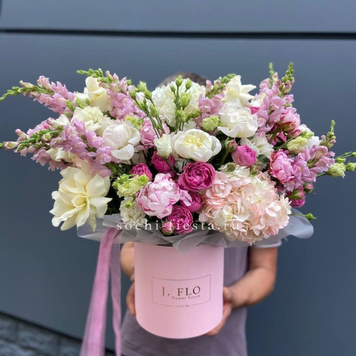 Дизайнерский цилиндр с пионами "Саманта" в Комсомольске-на-Амуре