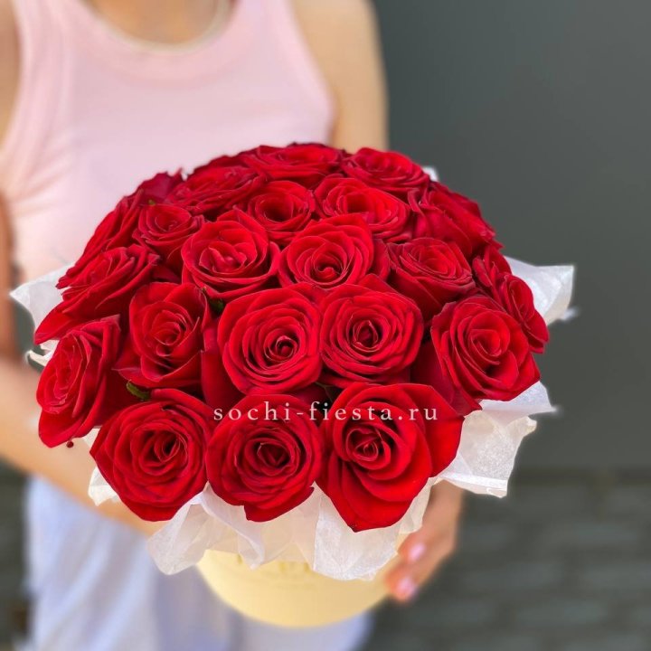 Красные розы в цилиндре в Комсомольске-на-Амуре
