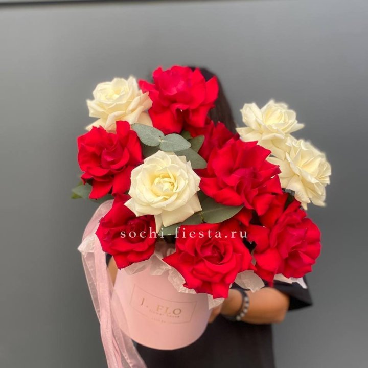13 Французских роз в боксе в Комсомольске-на-Амуре