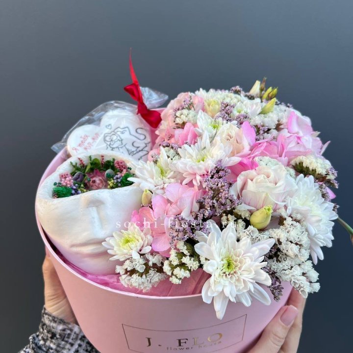 Цветы и свеча в коробке в Комсомольске-на-Амуре