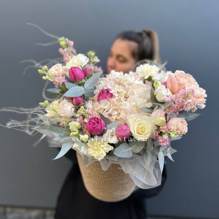 Цветочная композиция в джутовом боксе  в Комсомольске-на-Амуре