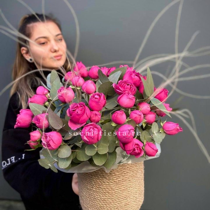 Пионовидные розы Мисти Бабблс в джутовом кашпо в Комсомольске-на-Амуре