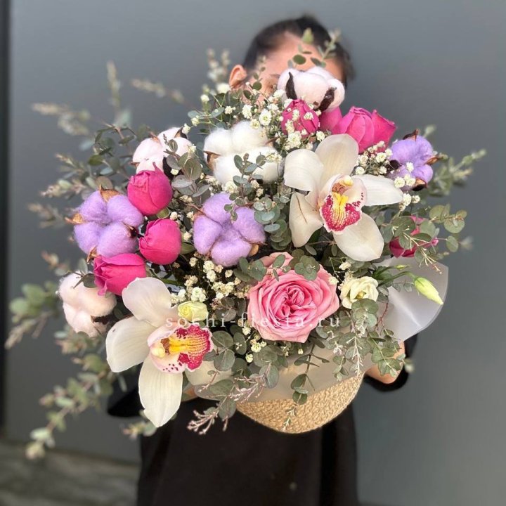 Орхидея и розы в джутовом кашпо в Комсомольске-на-Амуре